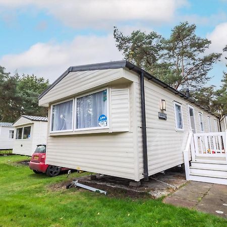 Beautiful 8 Berth Caravan At Wild Duck Haven Park In Norfolk Ref 11195Sc Hotel Great Yarmouth Exterior photo